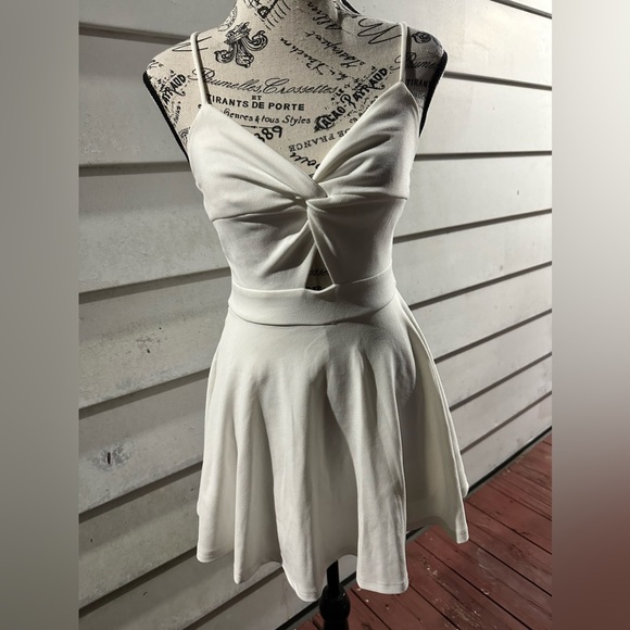 Windsor Trendy Twist-Front Skater Romper-White- SOLD OUT ONLINE- Size: XS NWT - Picture 2 of 11